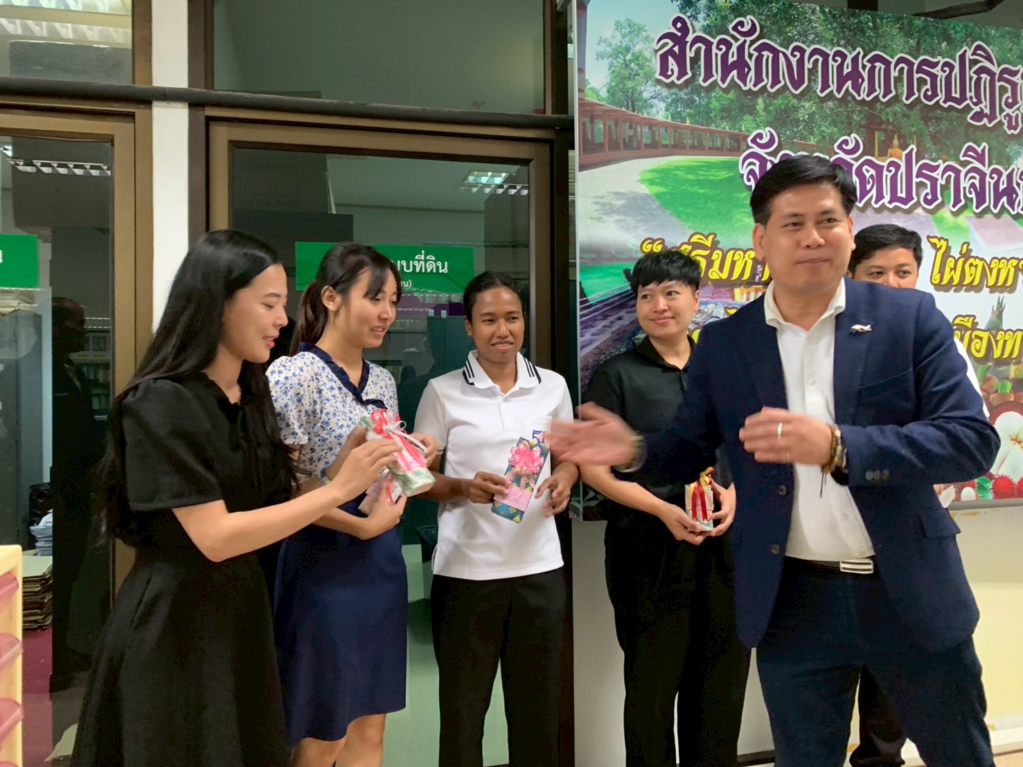 title - วันที่ 9 มิถุนายน 2569 นายวิทูล ประดิษฐบุญ ปฏิรูปที่ดินจังหวัดปราจีนบุรี ได้มอบนโยบาย ของรัฐมนตรีช่วยว่าการกระทรวงเกษตรและสหกรณ์ พร้อมทั้งชี้แจงแนวทางการปฏิบัติงาน แก่บุคลากรในสังกัด โดยได้ร่วมรับฟังปัญหา อุปสรรค และหารือแนวทางการขับเคลื่อนภารกิจตามแผนงานและโครงการประจำปีงบประมาณ พ.ศ. 2569